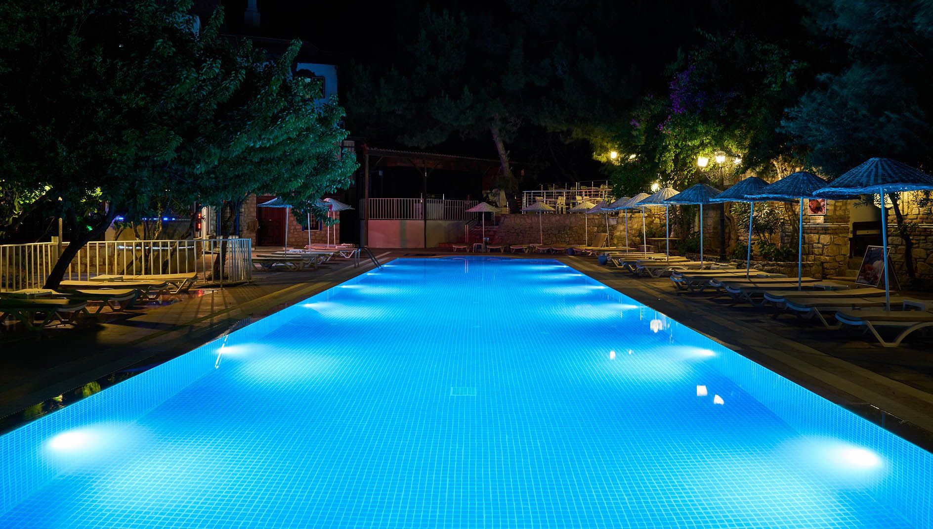 lights around swimming pool